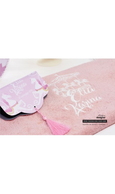 Trusou de botez elegant, brodat cu un carusel roz, Povestea Carusel 7